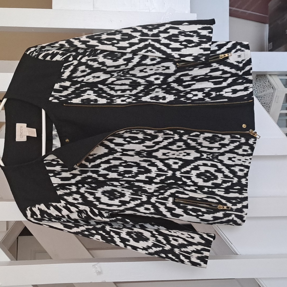 Chicos Ikat Design Jacket sz1. EUC Zipper,pockets,&stretch arm panel